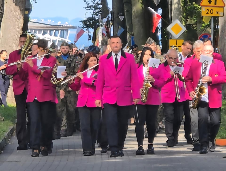 Pucka Orkiestra Dęta podczas uroczystości patriotycznej