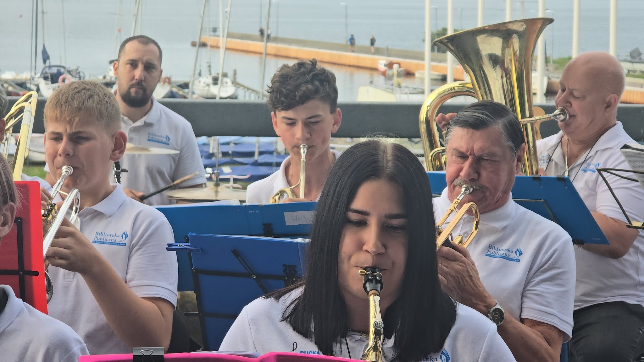 Muzycy Puckiej Orkiestry Dętej – zbliżenie podczas koncertu