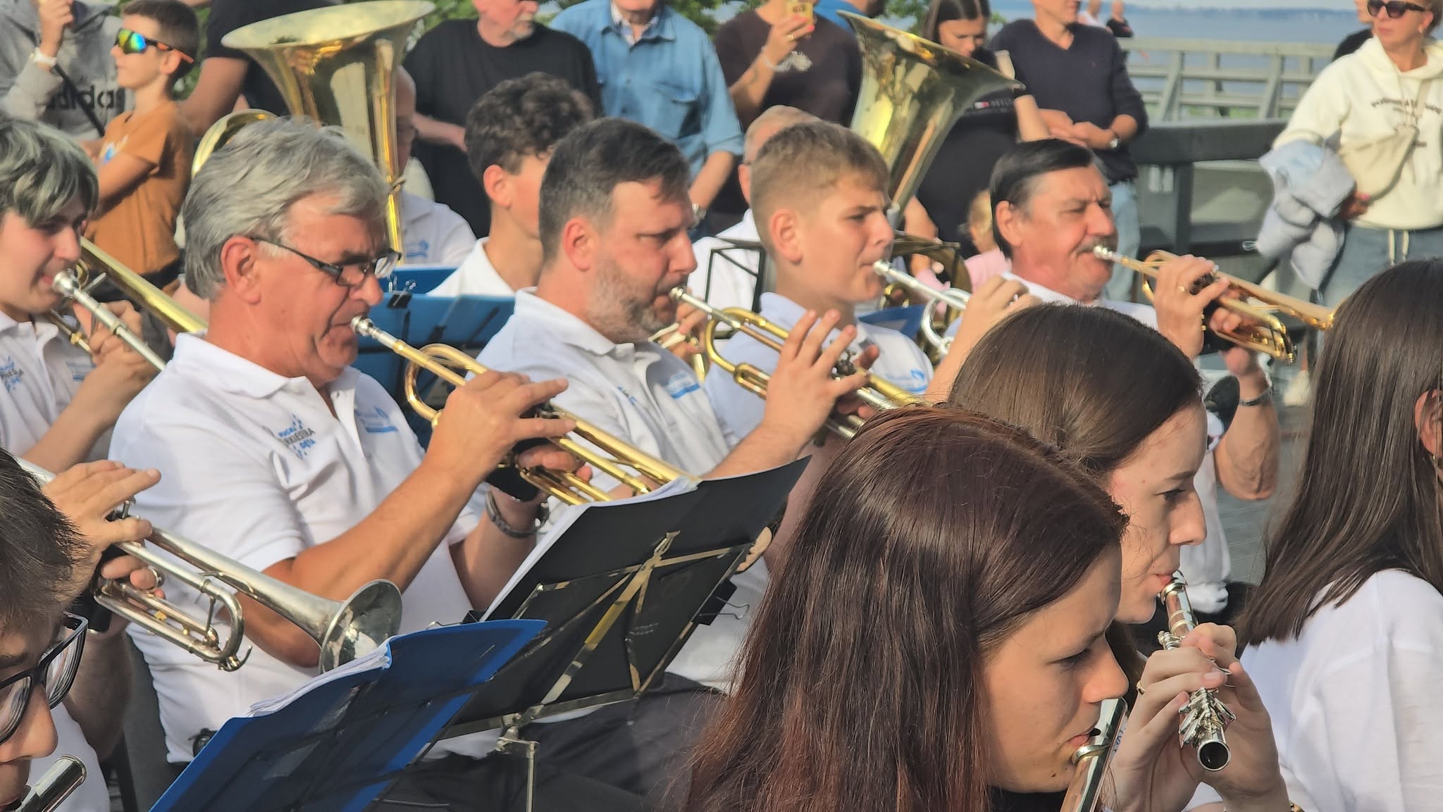 Pucka Orkiestra Dęta – pełen skład podczas koncertu plenerowego przy Zatoce Puckiej